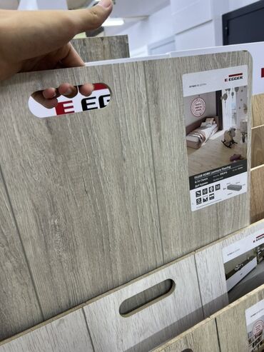ламинат ош: Ламинат Egger Home с имитацией светлого дерева. Подходит для укладки в