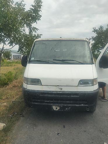 Dostupno: beli furgon/teretno vozilo sa dvoja prednja vrata i velikim