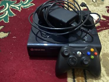 Xbox One: Игровая приставка Microsoft Xbox 360 в комплекте с проводным геймпадом — 1