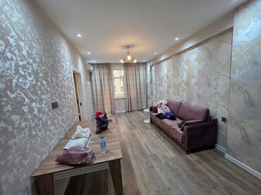 Uzunmüddətli kirayə mənzillər: 2 otaqlı mənzil – şəhər mənzərəli, işıqlı və zövqlə təmirli.Mebellər — 14