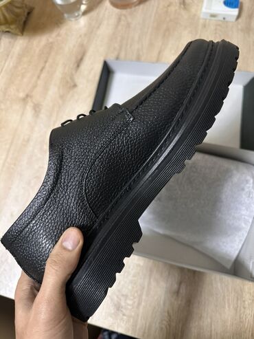 Ayaqqabılar: Türkiyədən sifariş olunub təmiz dəridir yumşaq rahat ayaqqabıdır. Ölçü — 5