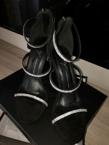Босоножки, сандалии, шлепанцы: Босоножки от итальянского бренда
 Giuseppe Zanotti design