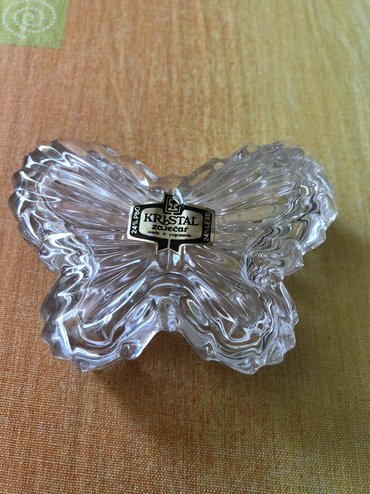 razboji za tkanje: Dva mala kristalna predmeta sa poklopcem, jedan u obliku leptira