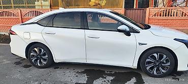 GAC: GAC Aion S — современный электрический седан белого цвета. Зопас хода — 3