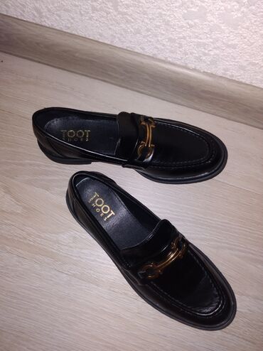 обувь мужские: Лоферы чёрного цвета Покупала за 2300,продаю за 1500 сомов Размер:38
