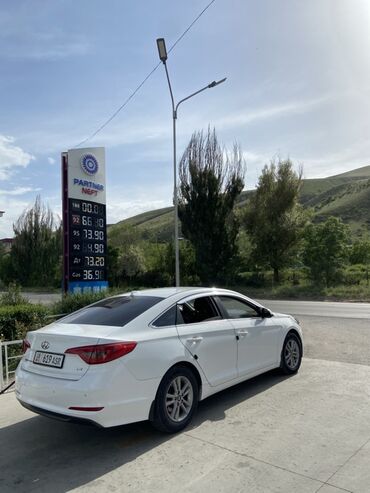 Hyundai: Белый седан Hyundai Sonata. Этот автомобиль среднего размера