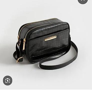 eastbound helanke: Crna crossbody torba sa efektnim “croc” uzorkom i zlatnim detaljima — 1