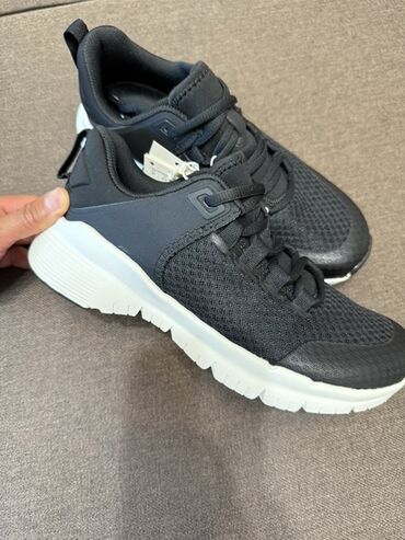 женские спортивные костюмы: Кроссовки, 37, Oysho, Новый, цвет - Черный, Самовывоз
