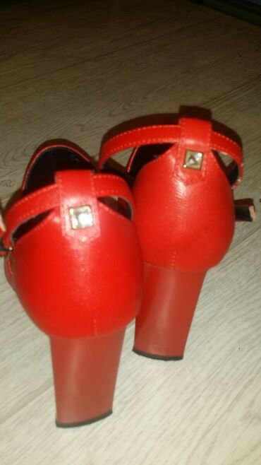 Туфли: 1. Богато и стильно. Красно-малиновый цвет насыщенный .на ноге — 4