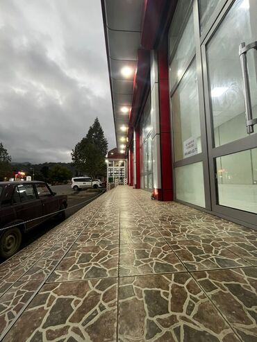 Mağazalar: Kommersiya obyekti – İcarəyə verilir.Qiymetde endirim olacaq. -Obyekt — 4