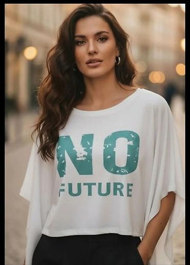 Ženska majica širokog kroja – beli crop top sa natpisom “NO FUTURE” - na lalafo.rs Ženska majica širokog kroja – beli crop top sa natpisom “NO FUTURE” -