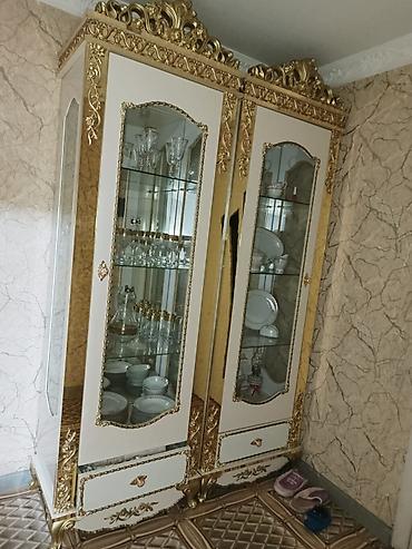 Оборудование для магазинов: Barokko üslubunda vitrin şkafı - İki bölməli, şüşə qapılı vitrin; — 1