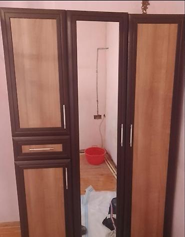 шкафы для спальни: Güzgülü dəhliz dolabı - Üç qapılı konstruksiya: ortada tam ölçülü — 1