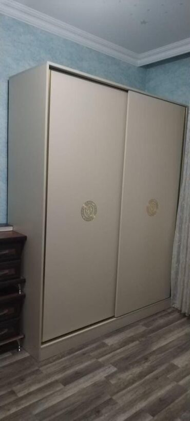 ikinci el dolaplar: Dolab. 200azn. yaxsi veziyyetde. ölçü deqiq bilmir. teçili evden
