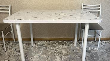 Продается кухонный стол в комплекте с 6 стульями. Стол удобный