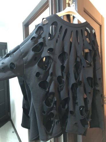 женские зимние кофты: Qara rəngli oversize svitşot – deşikli dizayn - Material: qalın