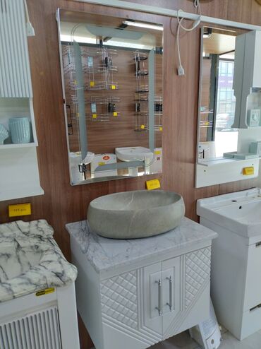 Çanaqlar, tülpanlar: Oval formada daş lavabo ilə təchiz olunmuş ağ rəngli rəfli hamam