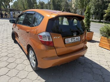 купить маленькую машину недорого: Honda Fit: 2010 г., 1.5 л, Автомат, Бензин, Хэтчбэк