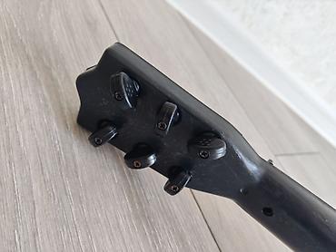 inkişaf etdirici oyuncaqlar: Dekorativ uşaq gitara formasında musiqi aləti. Korpus üzərində — 5