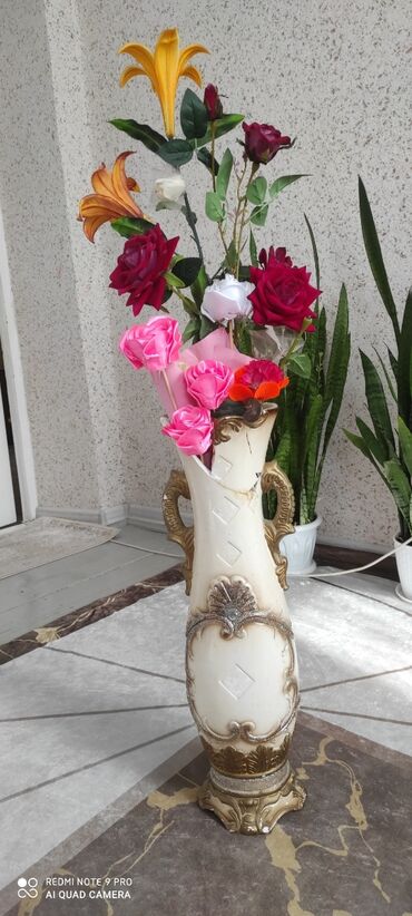 ваза хрустальная: Продается ваза со цветами 1000 сом. Есть дефект