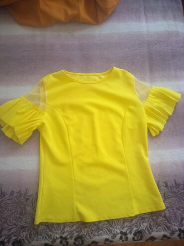 bluza sa detaljokoze e: Zuta neon majica sa puf rukavima i providnim delom preslatko stoji