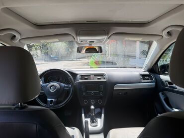 çeşqa maşın: Volkswagen Jetta Hybrid sedan - Kuzov: qara rəng, 4 qapı, aerodinamik