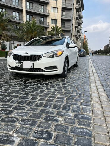Kia: Kia Forte sedan – ağ rəng, şəhər və uzun yol üçün rahat və qənaətcil — 1