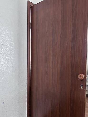 Межкомнатная дверь, Б/у, Глухие, цвет - Коричневый at lalafo.kg Межкомнатная дверь, Б/у, Глухие, цвет - Коричневый