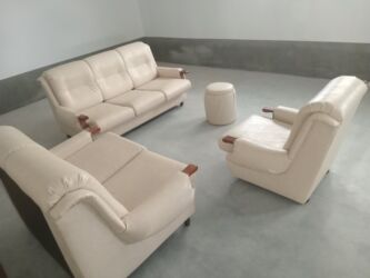 Ugaone garniture: Garnitura od eko koze u krem boji,u super stanju,jedina mana su na lalafo.rs — 1 Ugaone garniture: Garnitura od eko koze u krem boji,u super stanju,jedina mana su — 1