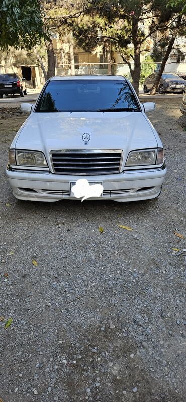 ağ çeşka: Mercedes-Benz S-Class c230 sedan, ağ rəngdə. -maşın tam ideal