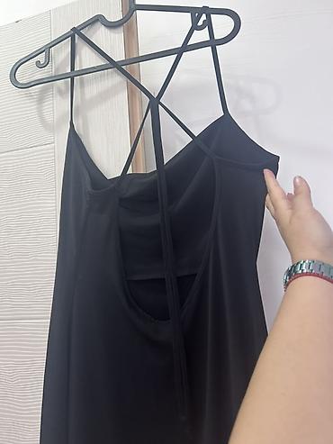 bitkisel mix: Crna midi slip haljina sa tankim bretelama i ukrštenim leđima. - — 1