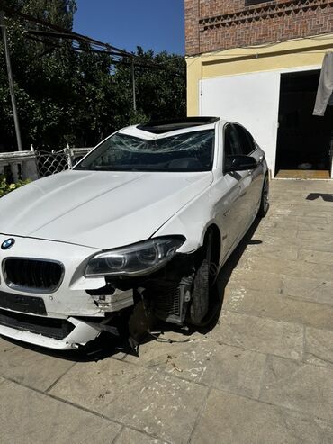 бампер опель вектра б: Bu, dörd qapılı, ağ rəngli, lüks sedan BMW F10 modelidir. Avtomobildə