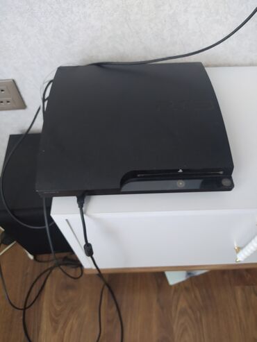 witcher 3: Qara rəngli PlayStation 2 oyun konsolu. Konsol evdə və ya ofisdə əla
