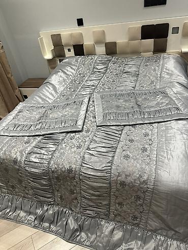 örtükler: Gümüşü rəngdə yataq örtüyü dəsti - Klassik və zərif naxışlı dizayn — 2