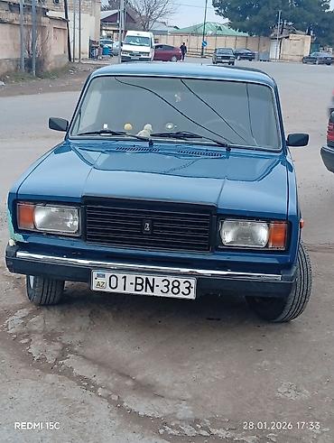 VAZ (LADA): VAZ 2107 (Jiguli) – mavi rəng, klassik sedan Xüsusiyyətlər: - Kuzov — 4