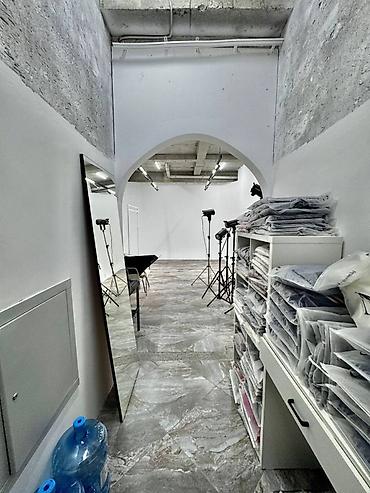 купить офис: Магазин, В бизнес центре, 371 м² Действующий, Частично с оборудованием, С ремонтом, Water сommunications, Sewerage сommunications, Heating сommunications, 1 линия — 6