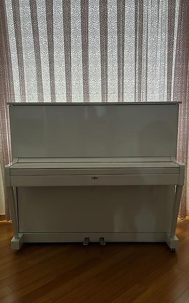 Ağ rəngli akustik upright piano - Korpus: parlaq ağ lak örtük, müasir