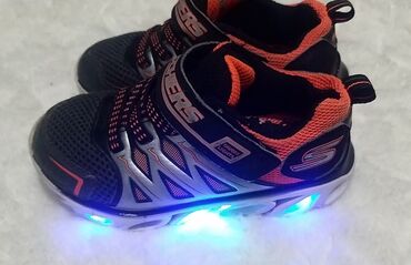 odelo za krstenje bebe: Skechers 27 Odlicne,napred dve povrsinske tackejedna ne svetli otkad