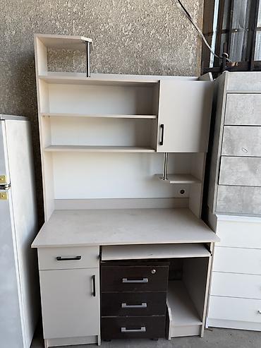 study table: Письменный стол с надстройкой и множеством мест для хранения — 2