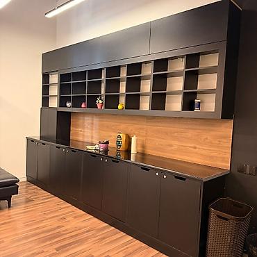 plastik stollar: Satılır: Salon/Barber üçün komplekt mebel və avadanlıq Təsvir: - Qara — 2