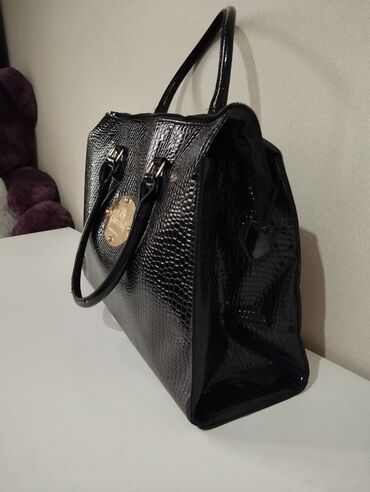 Çantalar: Sumka razmer hun 35 en 50 sm təmiz dəri alinib 299 azn — 2
