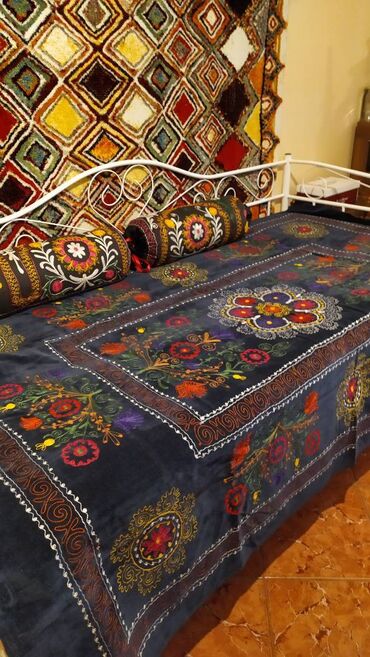 Άλλα αντικείμενα για το σπίτι: Ένα κάλυμμα κρεβατιού και δύο μαξιλάρια. Κεντημένο σε παραδοσιακό — 6