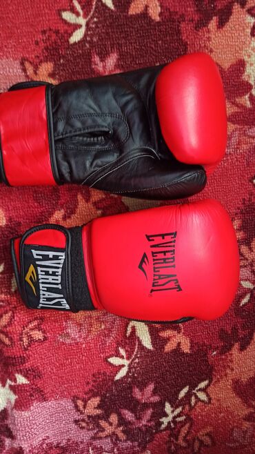 Перчатки: Продаю боксерские перчатки Everlast, 16 унций, в отличном состоянии