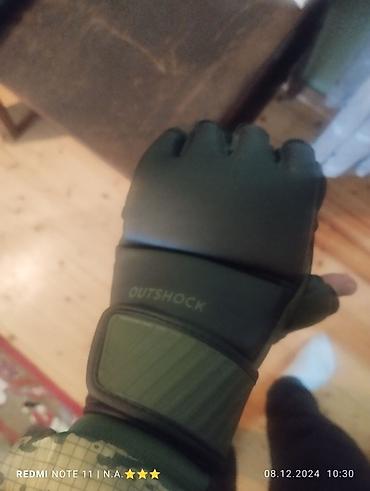 İdman və istirahət: Outshock L ölçüdə MMA əlcəyi . Decathlon mehsuludur. Ispaniya — 5