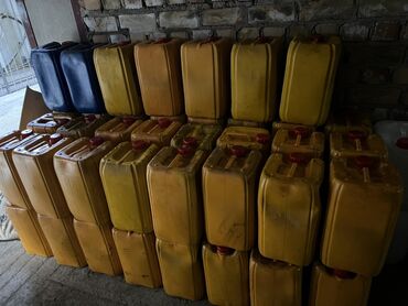 металические бочки: Канистры пластиковые, прямоугольные, с ручкой и крышкой с резьбой. -