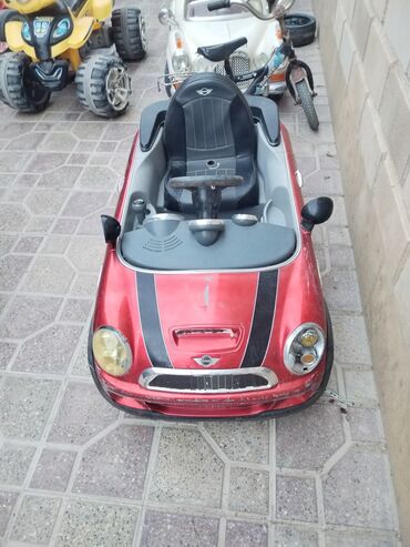 Mini Cooper üslubunda hazırlanmış, qırmızı rəngli uşaq minik