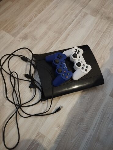 Sony PlayStation 3 oyun konsolu, iki ədəd DualShock kontrolleri (biri