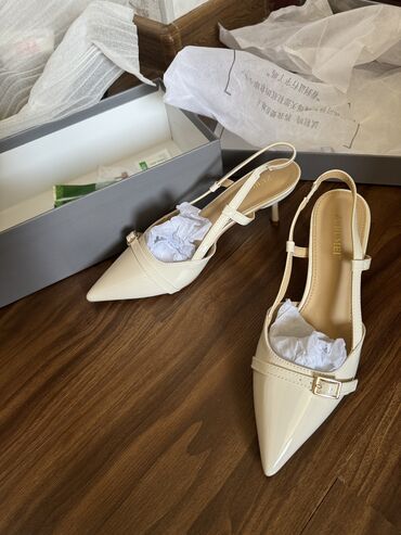 белая обувь: Туфли Arezzo, 38, цвет - Белый