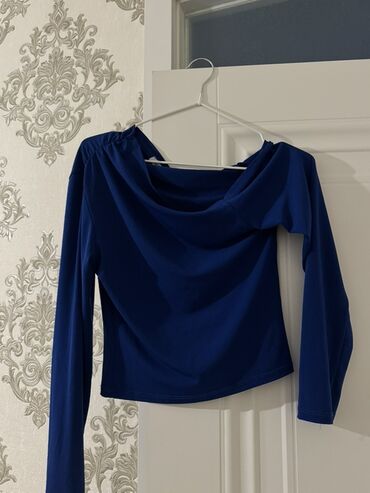 Dəstlər, kostyumlar: Mavi qadın bluzu - Model: Uzunqol, qısa kəsim - Yaxa: Drapeli/şal