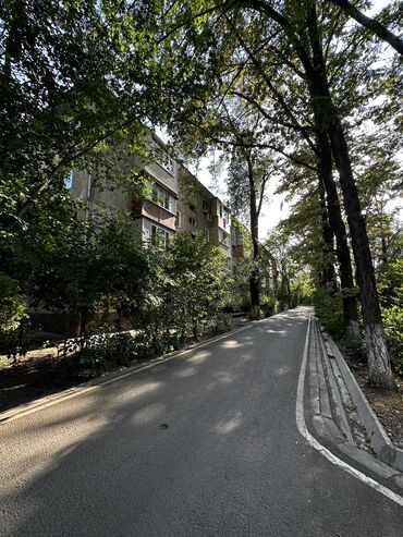 срочно продаётся 1 комнатная квартира в районе ошского рынка по улице кенсуйская: 2 бөлмө, 43 кв. м, 104-серия, 4 кабат, Косметикалык ремонт